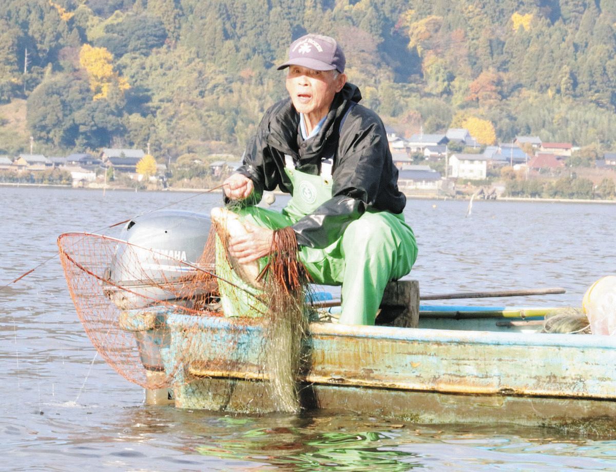 眠りから覚ますバシャン、バシャン 福井県若狭町で「たたき網漁