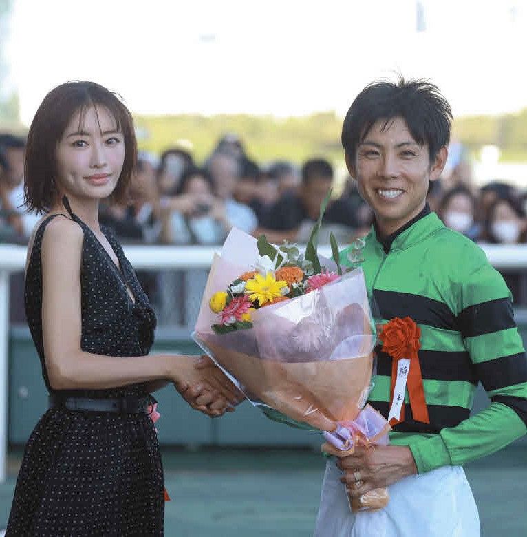 中京2歳S】松本まりか表彰式プレゼンターで勝利騎手ら祝福 「ぜひまた