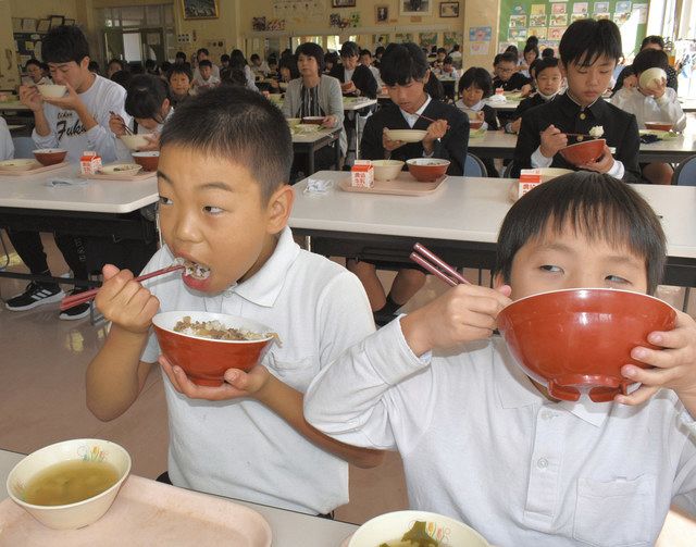 給食の能登牛丼を頬張る児童ら＝珠洲市飯田小で 