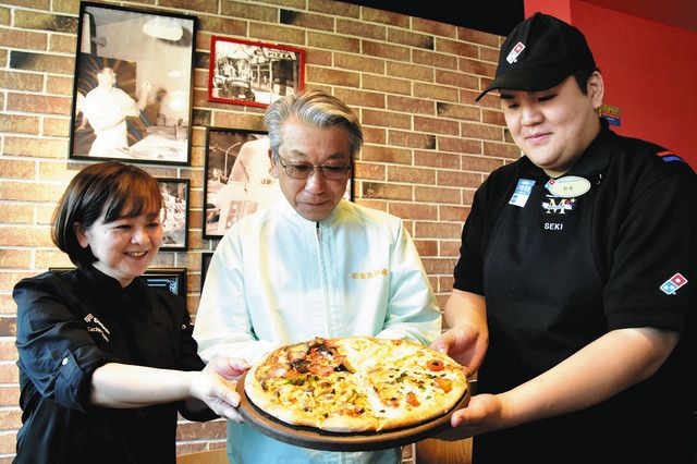 新作のピザを手にする金井部会長（中）ら＝長野市で 