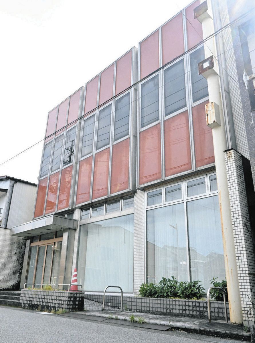 津波避難タワーの建設が予定されている旧中京銀行跡地＝尾鷲市中井町で