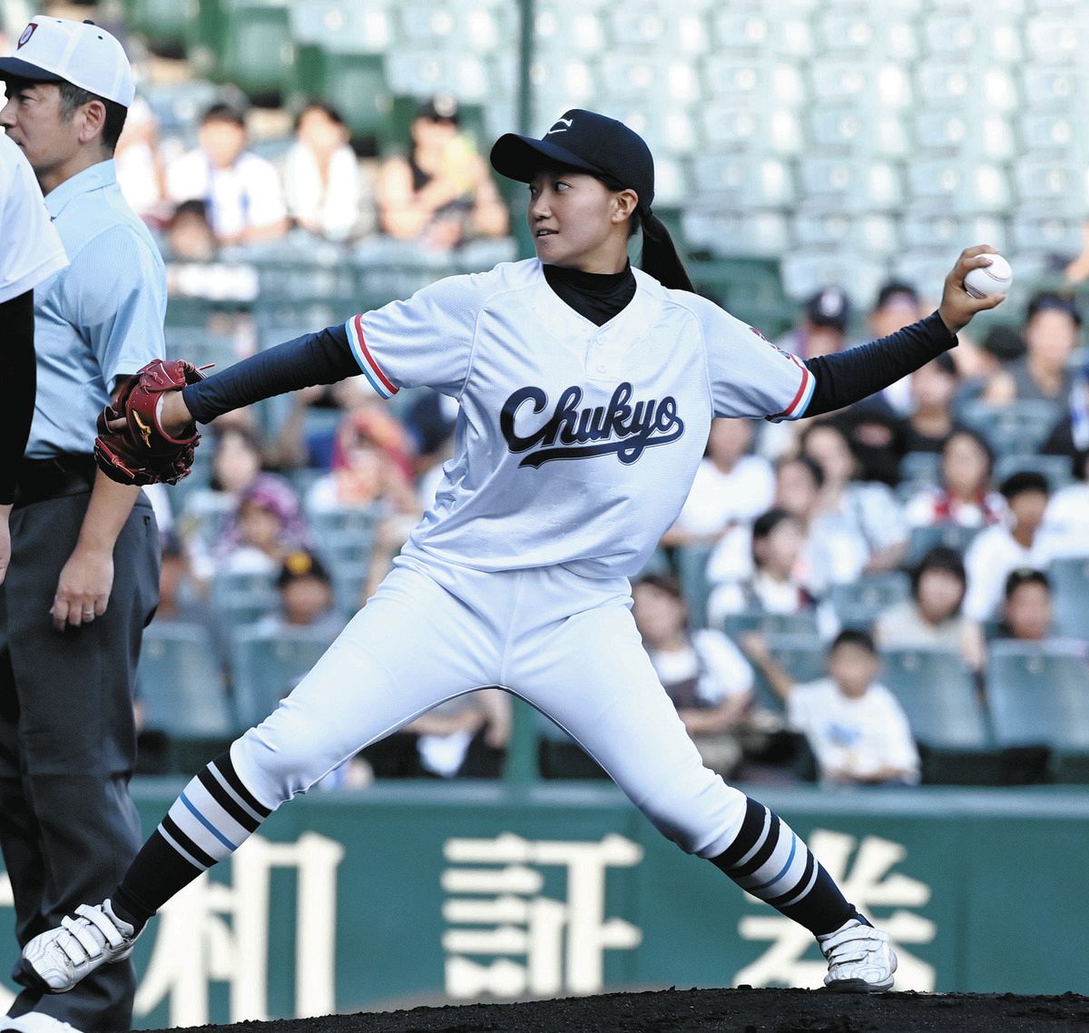 始球式セレモニーで珍事 ボール運ぶヘリコプターが投下をスルー