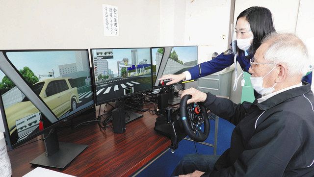 市街地運転を疑似体験 ドライブシミュレーター導入 県警 中日新聞web