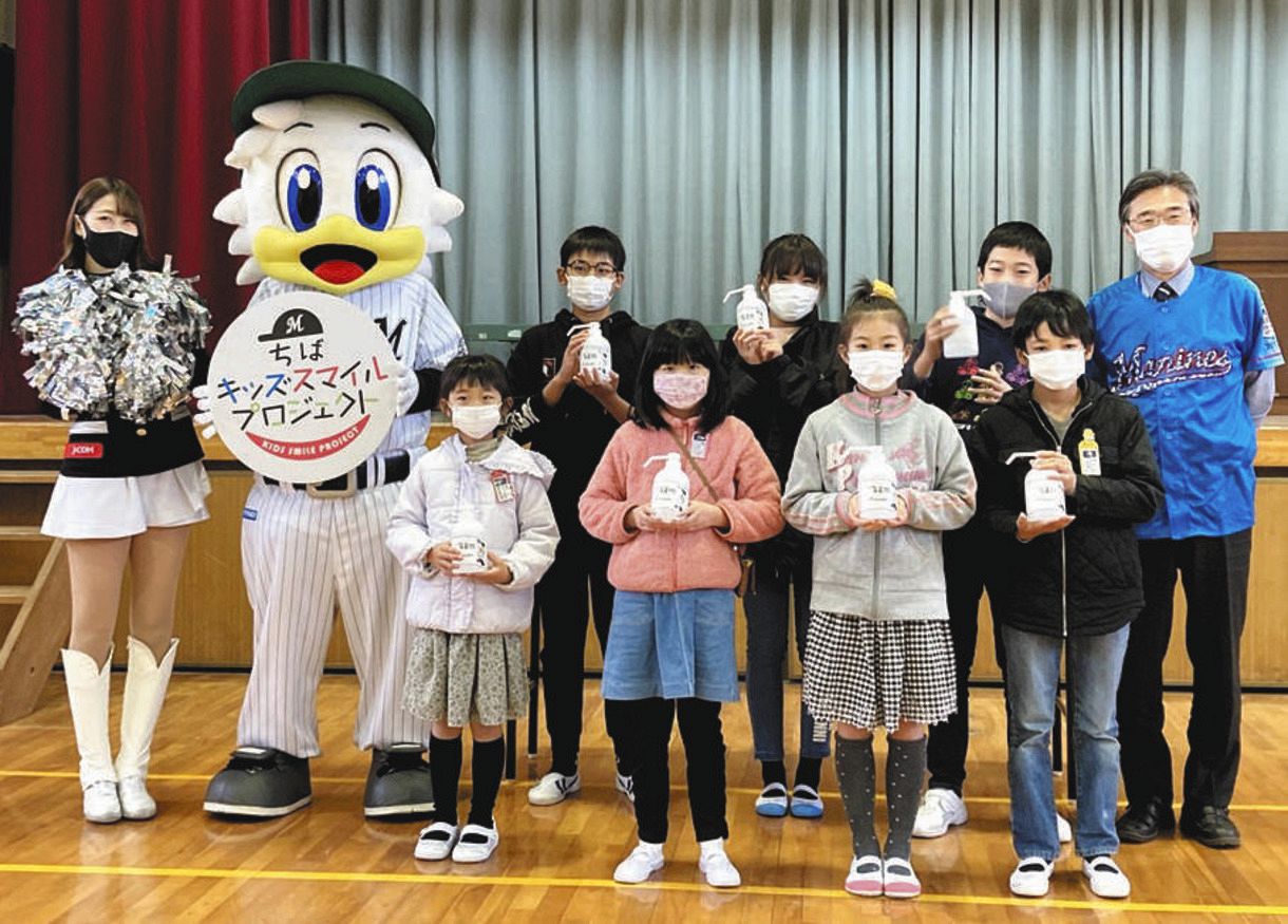 千葉市立登戸小学校で行われた「ちばキッズスマイルプロジェクト」の寄贈式（球団提供）