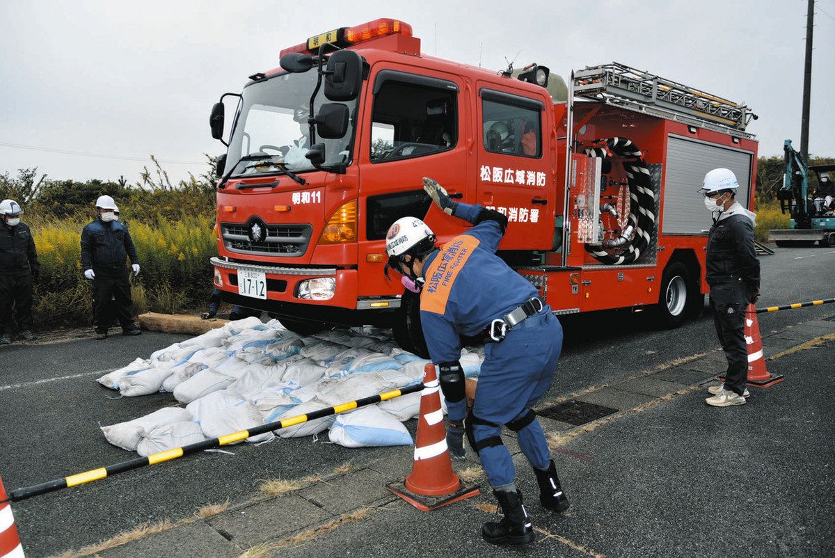 土のうで段差を埋め、消防車が通れるように試みた2021年の訓練＝明和町で（同町役場提供）
