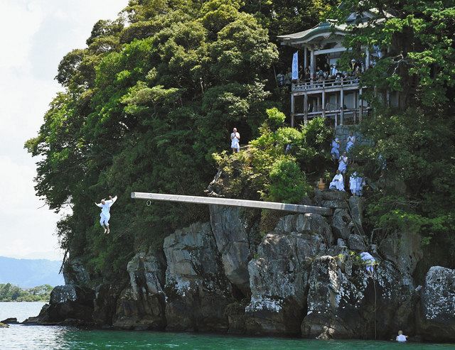 100日欠かさず修行、行者が水面7メートルから飛び降りる 近江八幡市の