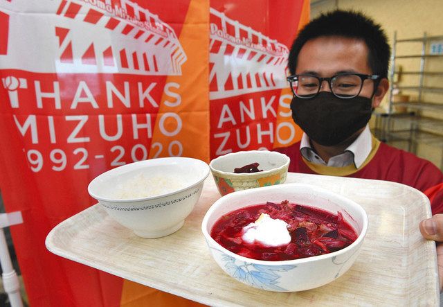 さくらんぼ食堂で販売された、名古屋グランパスとコラボレーションしたボルシチ=名古屋市瑞穂区役所で