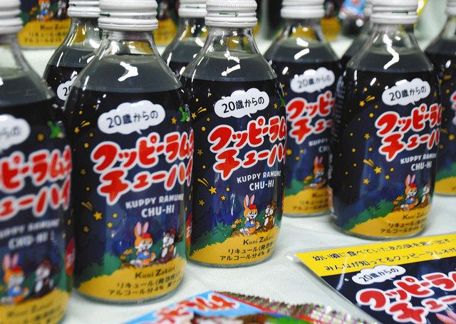 おなじみウサギとリスが夜空の下にデザインされたボトル＝愛知県半田市の中埜酒造で