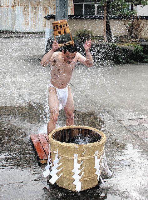 冷水かぶって 無病息災祈願 氷見・宝徳寺：北陸中日新聞Web