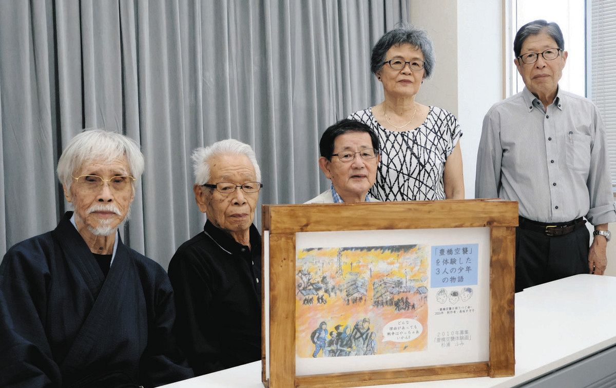 豊橋空襲を体験した（左から）鈴井さん、渡辺さん、松橋さんの体験談をもとに紙芝居を制作した豊橋空襲を語りつぐ会の長坂さんら＝豊橋市松葉町2の豊橋市民センターで
