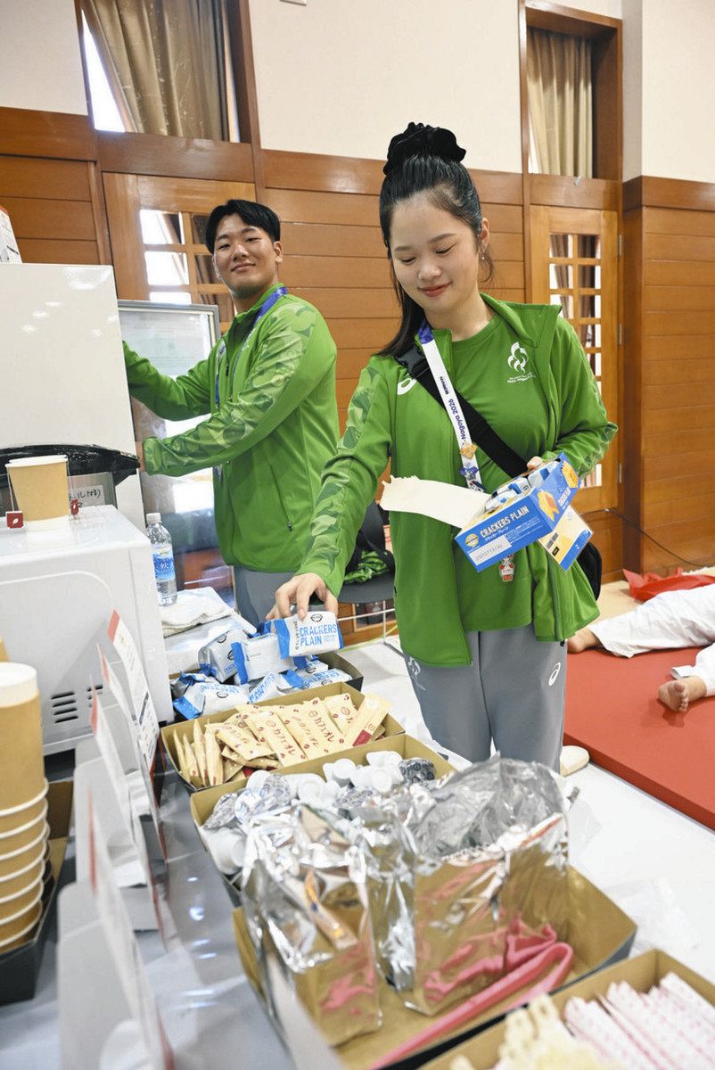 柔道会場で選手らのサポートをするボランティアの柴田一慶さん（左）ら。大会のボランティアは10代、20代の若者が3割を占めた＝名古屋市港区の県武道館で
