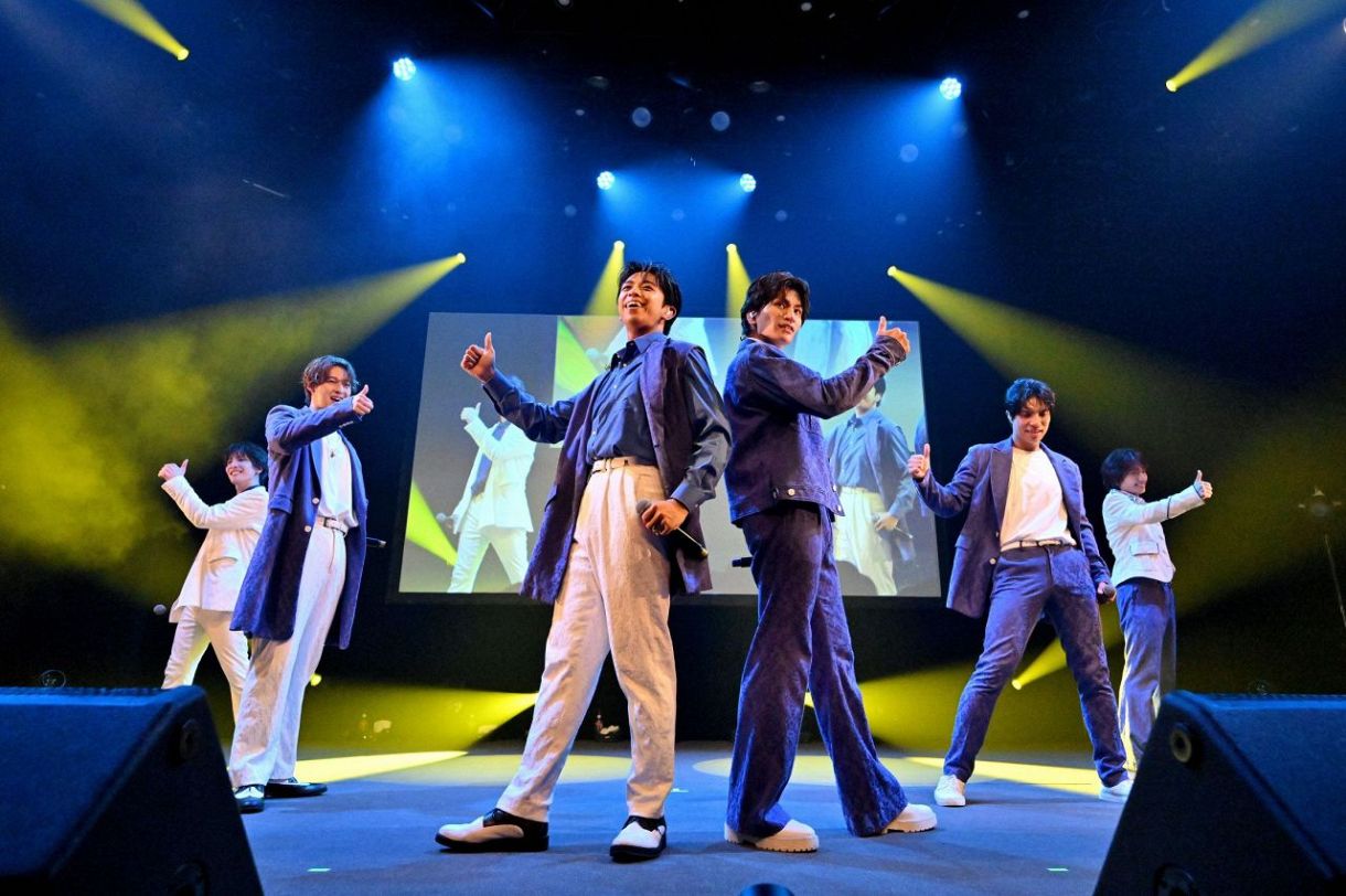 初の全国ツアーの初日公演で息ぴったりにパフォーマンスする「MATSURI」。左から松岡卓弥、渡辺真、橋爪健二、鈴木渉、柳田優樹、小野寺翼