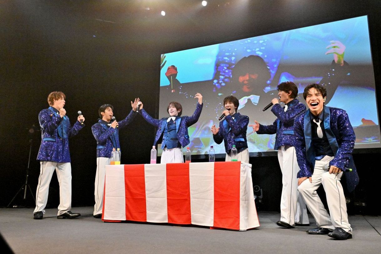 ボトルフリップチャレンジに挑む（左から）渡辺、橋爪、小野寺、松岡、鈴木、柳田