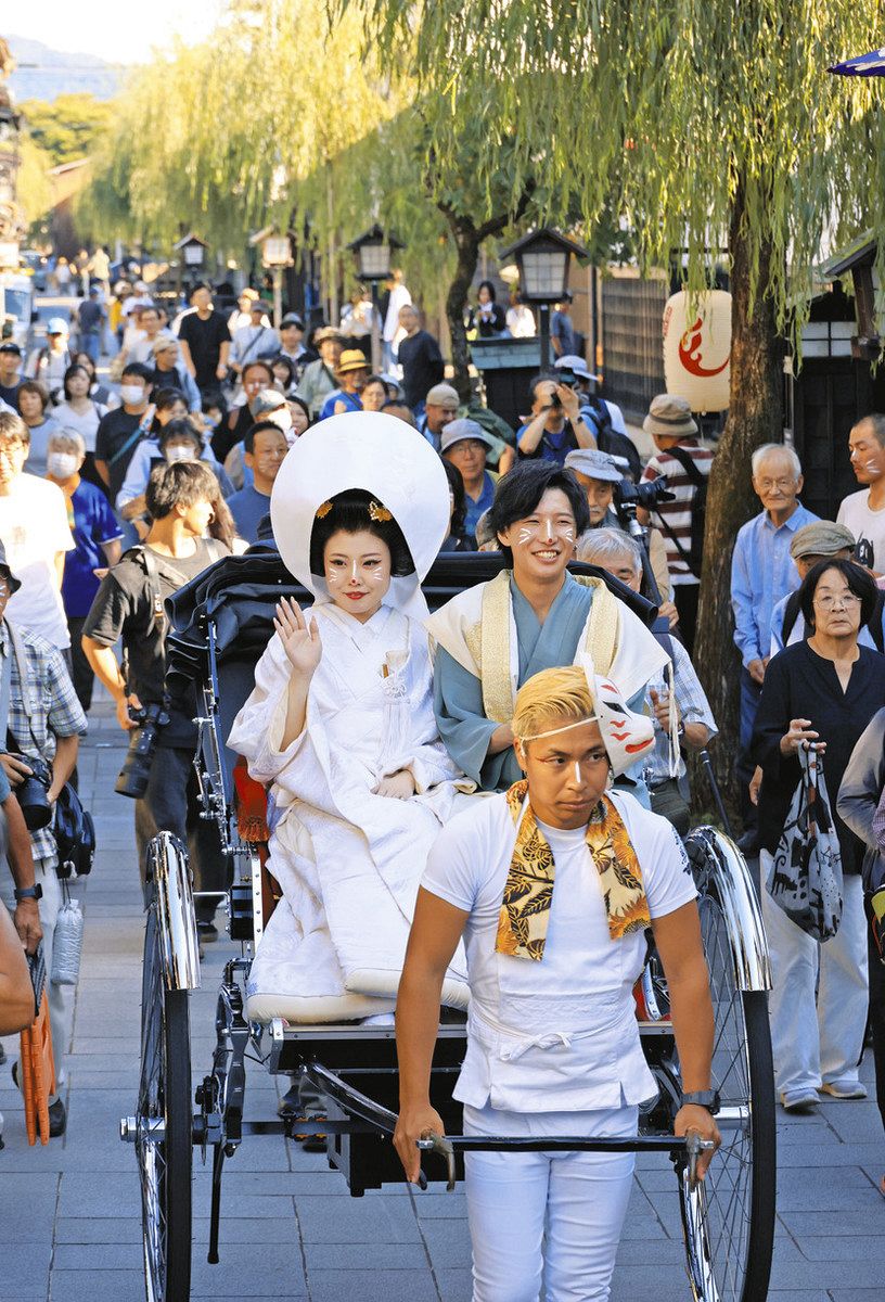 嫁入り祝福、民話の世界 飛騨・古川で「きつね火まつり」：中日新聞Web