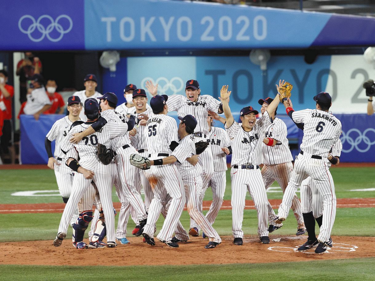 日本―米国　優勝し、集まって喜ぶ日本ナイン