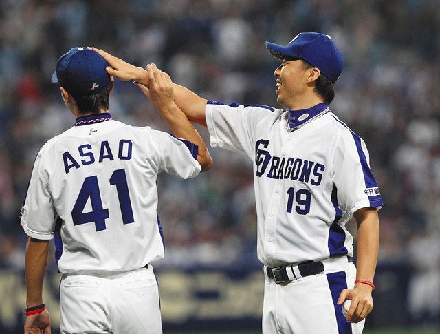 写真 11年 セットアッパー浅尾をなでる吉見 中日スポーツ 東京中日スポーツ