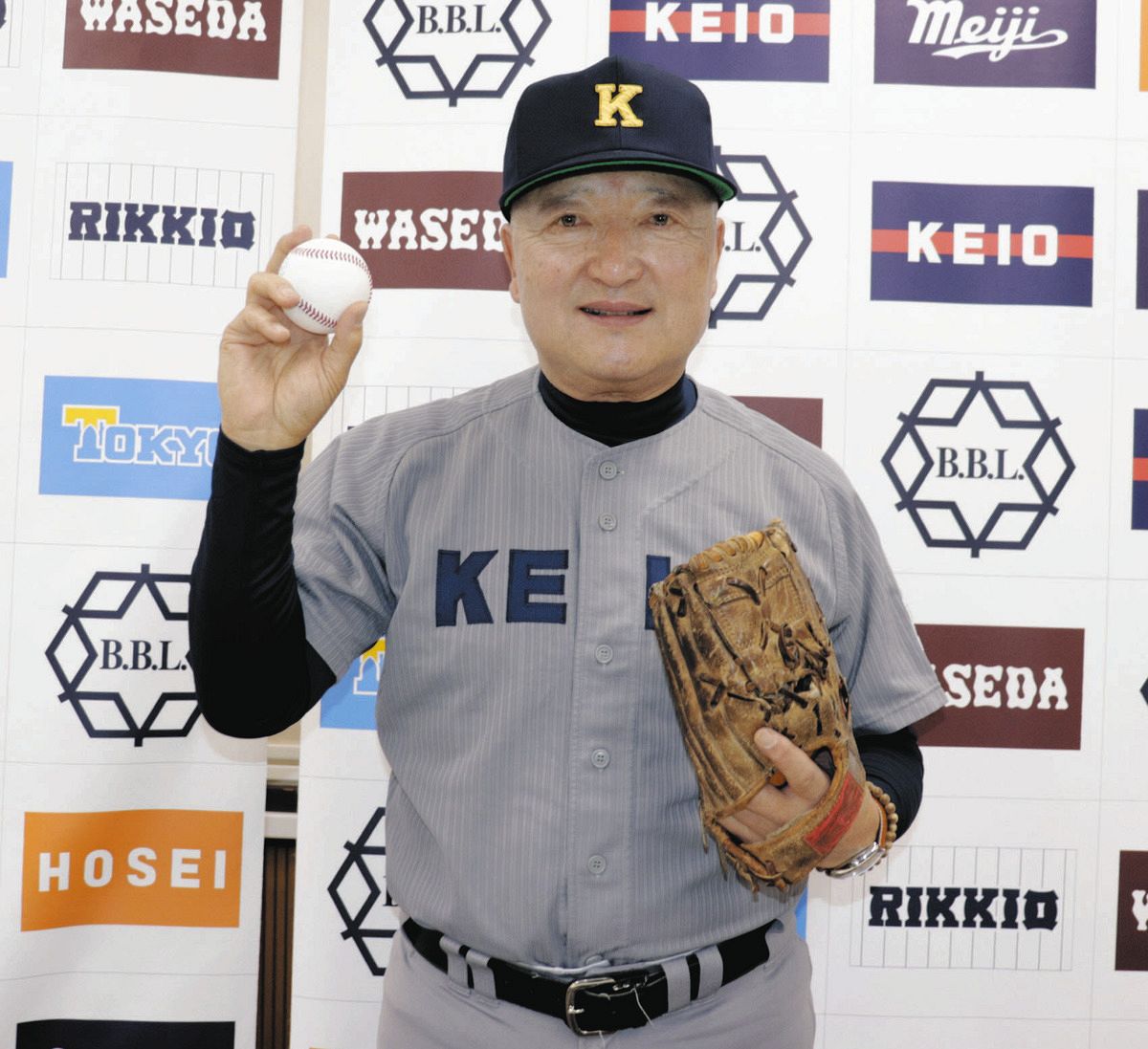 慶大OB山下大輔さん、”古女房”と始球式 後輩に「自分たちを超えろ