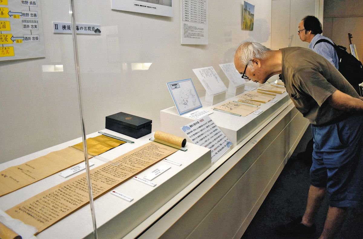 西尾家の貴重な記録に見入る来館者＝掛川市大東図書館で
