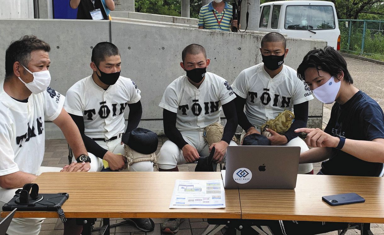 アナリスト（左端）から説明を受ける松浦（左から２人目）ほか大阪桐蔭高の投手陣とコーチ
