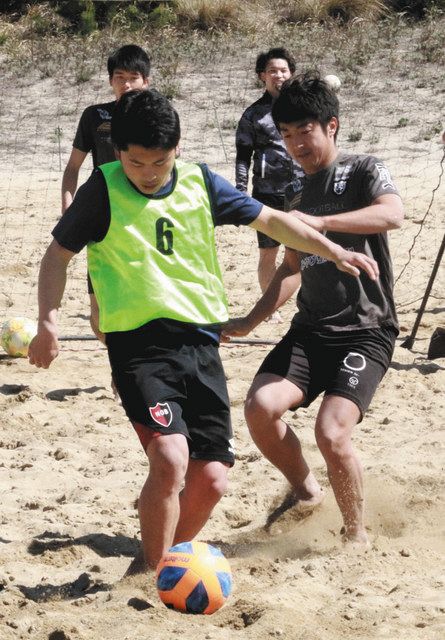 ビーチサッカーの練習で実験に協力したエラシカ岐阜ＢＳの選手ら＝愛知県稲沢市で 