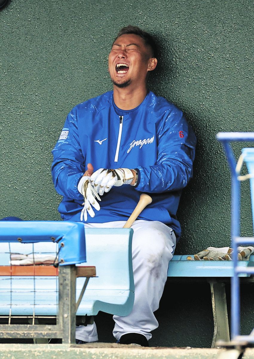 ◇中日・中田翔、打撃練習前にベンチで大爆笑！【写真】：中日スポーツ