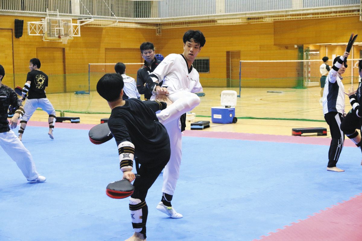 蹴りを練習するテコンドー男子の工藤俊介