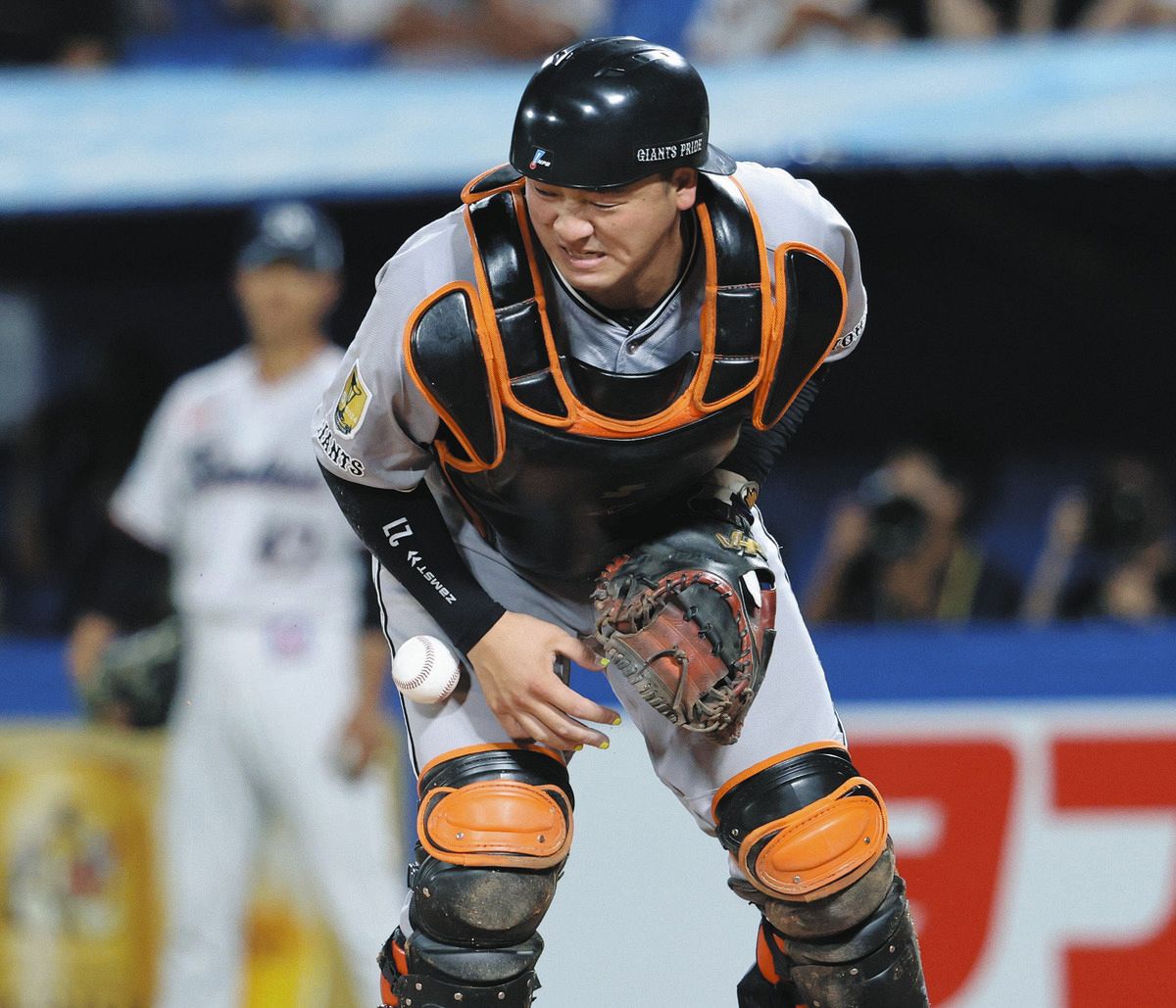 最新！絶好調！　岸田行倫選手　直筆投入れサインボール 岸田行倫選手 直筆 サインボール 投げ入れ - メルカリ