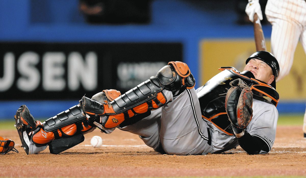 ◇巨人・岸田行倫、2日連続のボール直撃で悶絶【写真複数】：中日