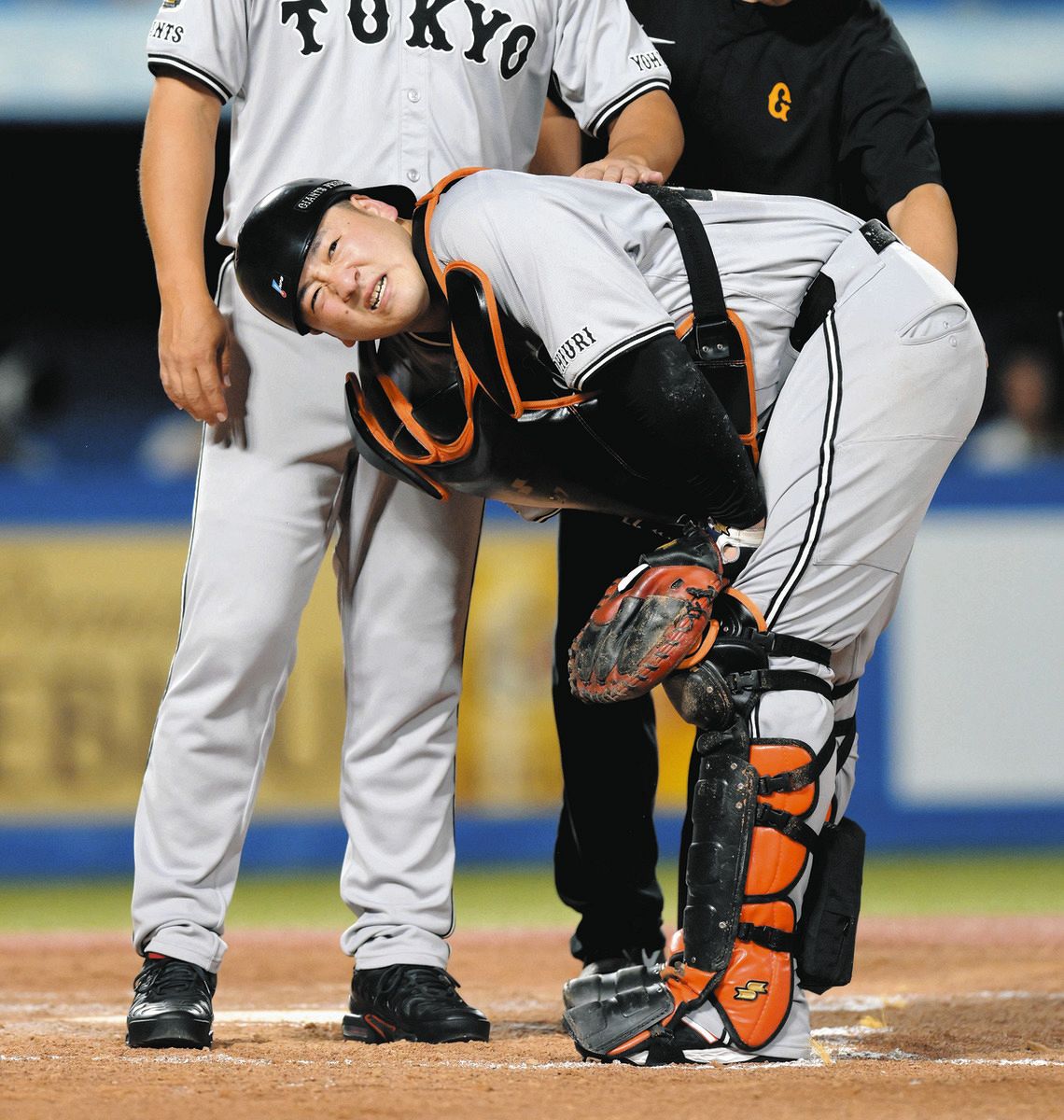◇巨人・岸田行倫、2日連続のボール直撃で悶絶【写真複数】：中日