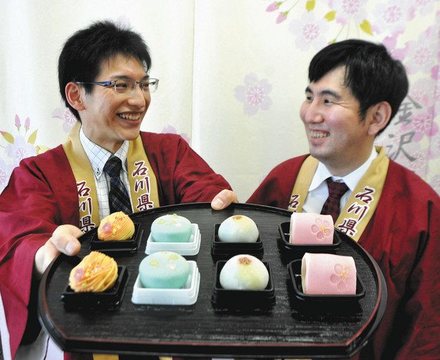 金沢百万石まつりをモチーフに、上生菓子を仕上げた板村壮麻会長（左）ら＝金沢市役所で 