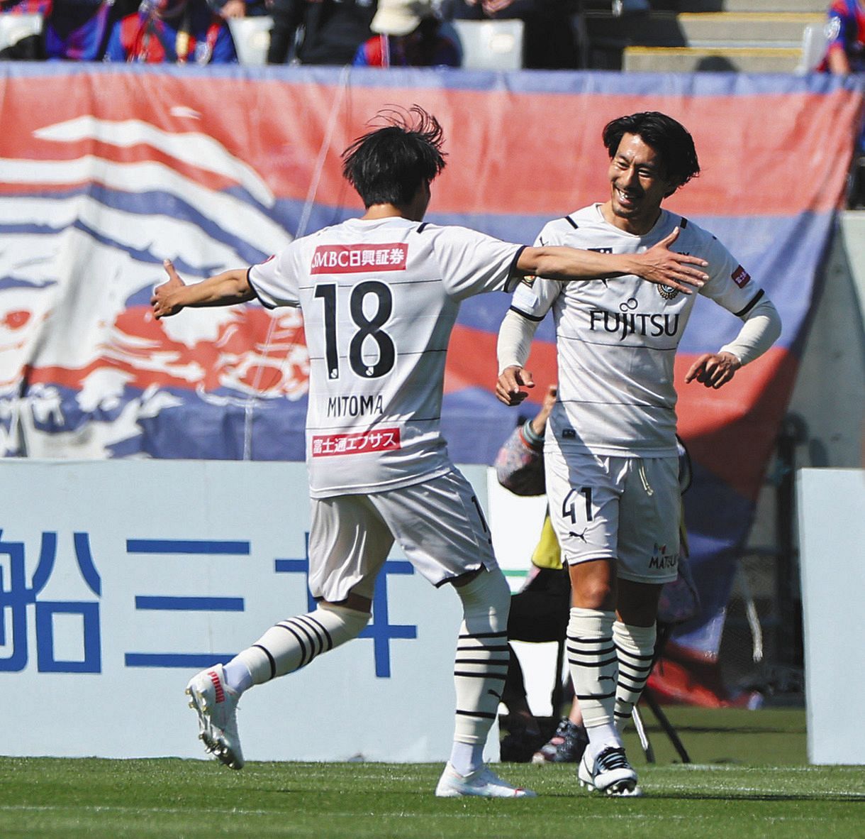 J1川崎 家長昭博が芸術的2発 多摩川クラシコ 4発でfc東京下す 2点目は イメージ通り ビックリ 中日スポーツ 東京中日スポーツ J1川崎 家長昭博が芸術的2発 多摩川クラシコ 4発でfc東京下す 2点目は イメージ通り ビックリ 中日スポーツ 東京中日スポーツ