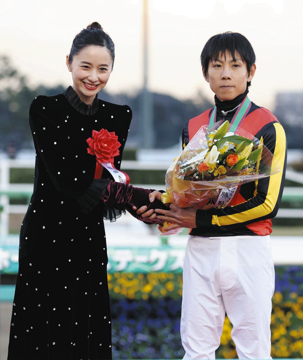 ◇北村友一騎手、プレゼンターの堀田真由と握手【写真】：中日スポーツ