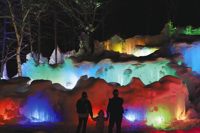 冬の風物詩、幻想的に 高山「氷点下の森」氷壁を夜間ライトアップ：中