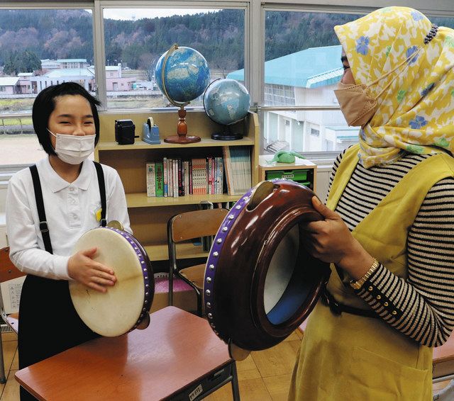 楽器で感じる インドネシア 鳥越小 留学生らと交流：北陸中日新聞Web