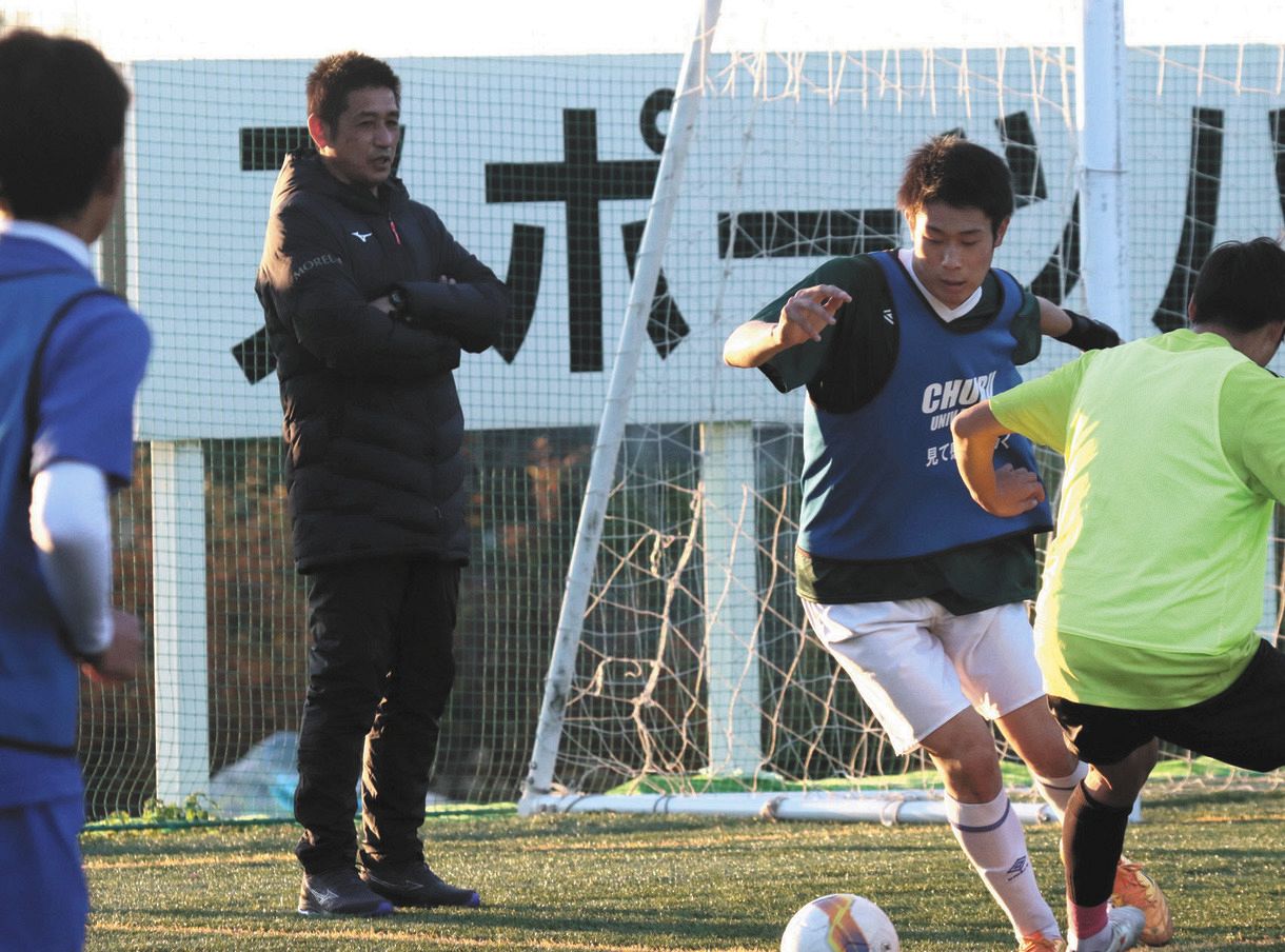 試合形式の練習を見守る中部大第一の伊藤裕二監督（左から２人目）