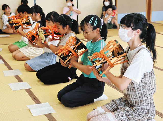 小鼓ポンポン、20人稽古励む 地元の児童・生徒、「長良川薪能」前座