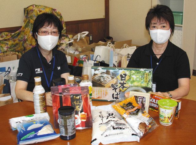 生活が苦しくなった人たちへ提供する予定の食料品＝大桑村野尻で 