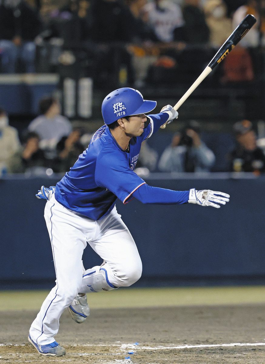 中日・石伊雄太、5回に左中間二塁打で1点返す 3戦連続打点をマーク：中