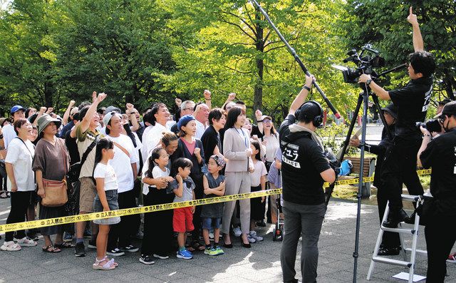 「アユラ」の撮影に臨むエキストラやスタッフら＝岐阜市司町で
