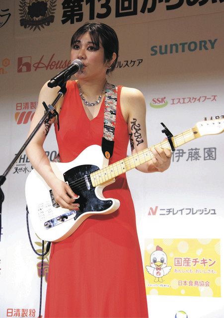 ベストカラアゲニスト・眉村ちあき、レディーガガ風ドレスで生歌披露