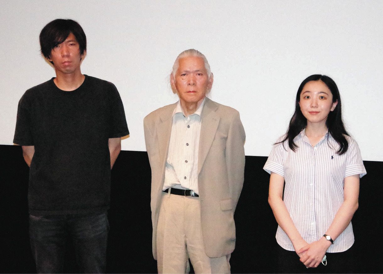 試写会に登壇した（左から）村山和也監督、西村虎男さん、加藤才紀子 
