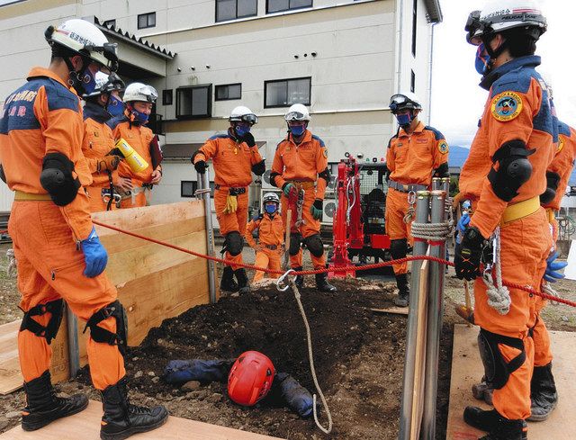 土砂で生き埋め 重機で救え 砺波地域消防組合が訓練:北陸中日新聞Web