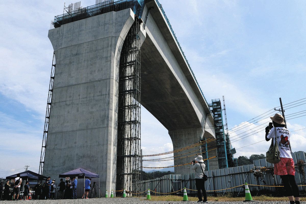 建設中のリニア橋脚を間近で見学 喬木の天竜川工区ヤードが初公開：中