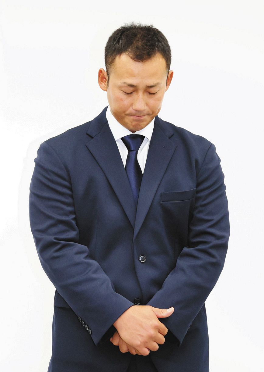 巨人への移籍会見で頭を下げる中田翔