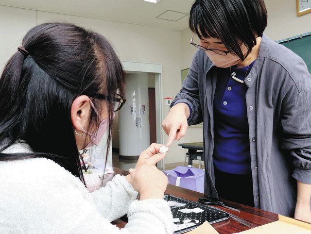伝統工芸「つまみ細工」を現代風に 田原の鈴木さんアレンジ教室：中日