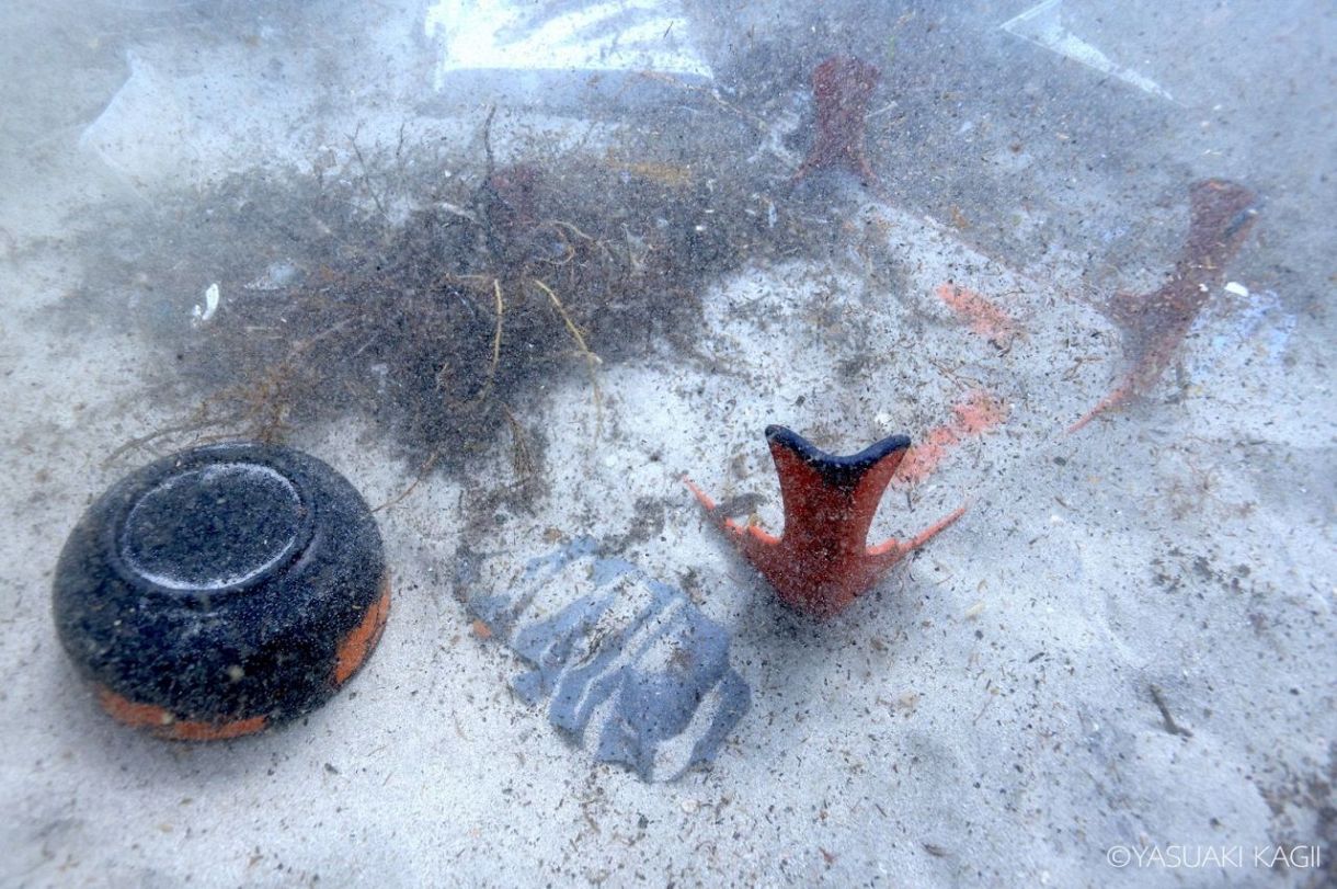 水中写真家・鍵井靖章さんが見た能登 海底に沈んだ御膳や消防団装備