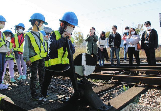 長鉄を安全に守る仕事の体験 関駅周辺で小学生楽しむ：中日新聞Web