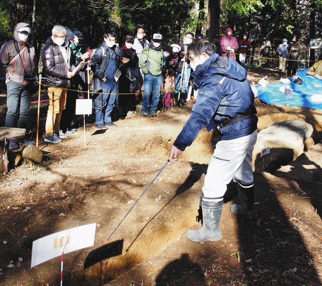 庭園とみられる遺構について説明を受ける人たち＝郡上市大和町の篠脇城跡で 