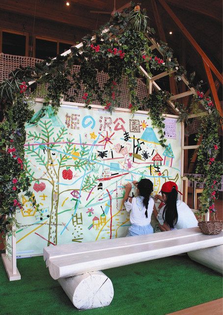 テープで絵描いてパチリ 熱海・姫の沢公園に撮影スポット：中日新聞