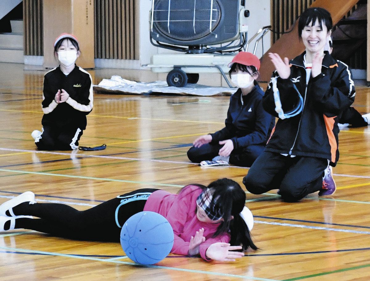 目隠しでボールを止めた児童に拍手を送る中嶋さん（右）＝中津川市の山口小で
